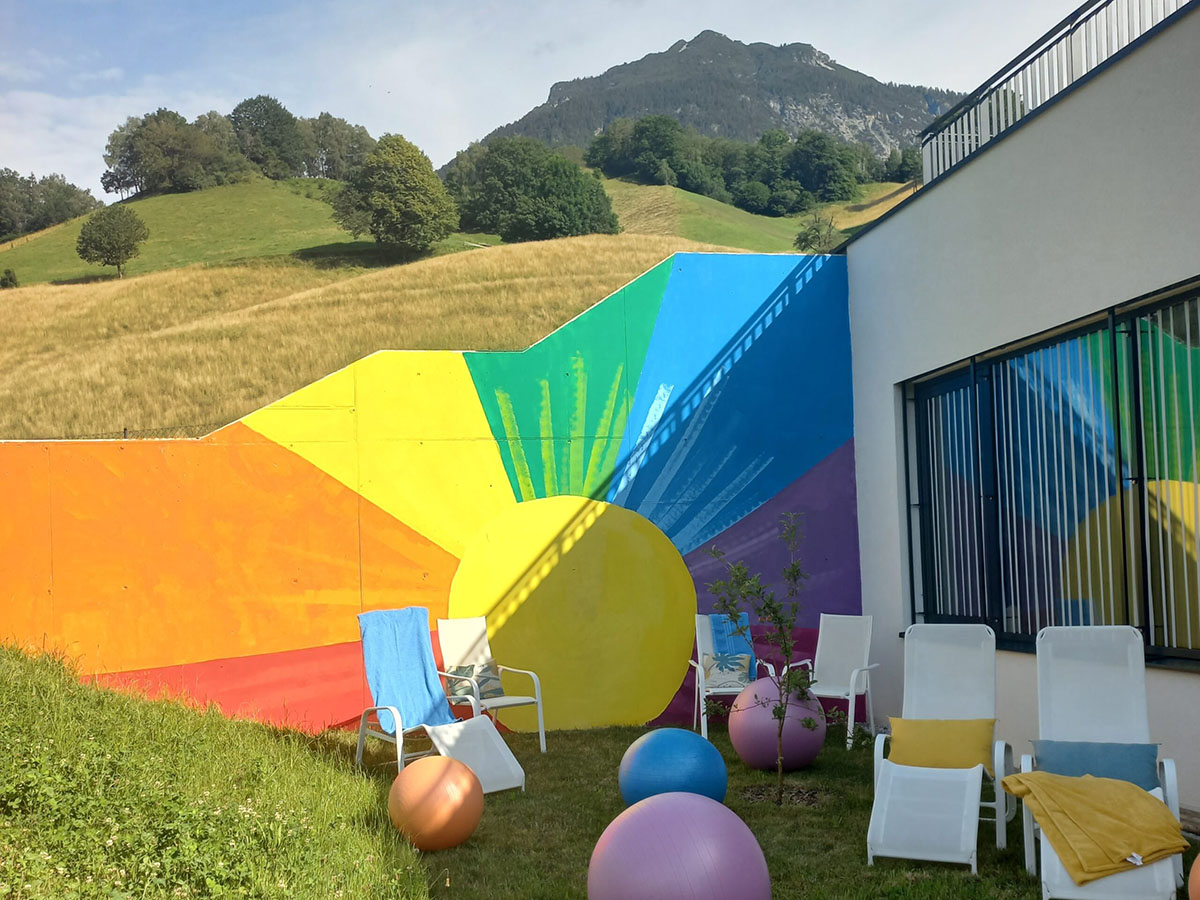 Bunte Regenbogen-Wand im Garten des Rehazentrums Wiesing Bunte Regenbogen-Wand im Garten des Rehazentrums Wiesing