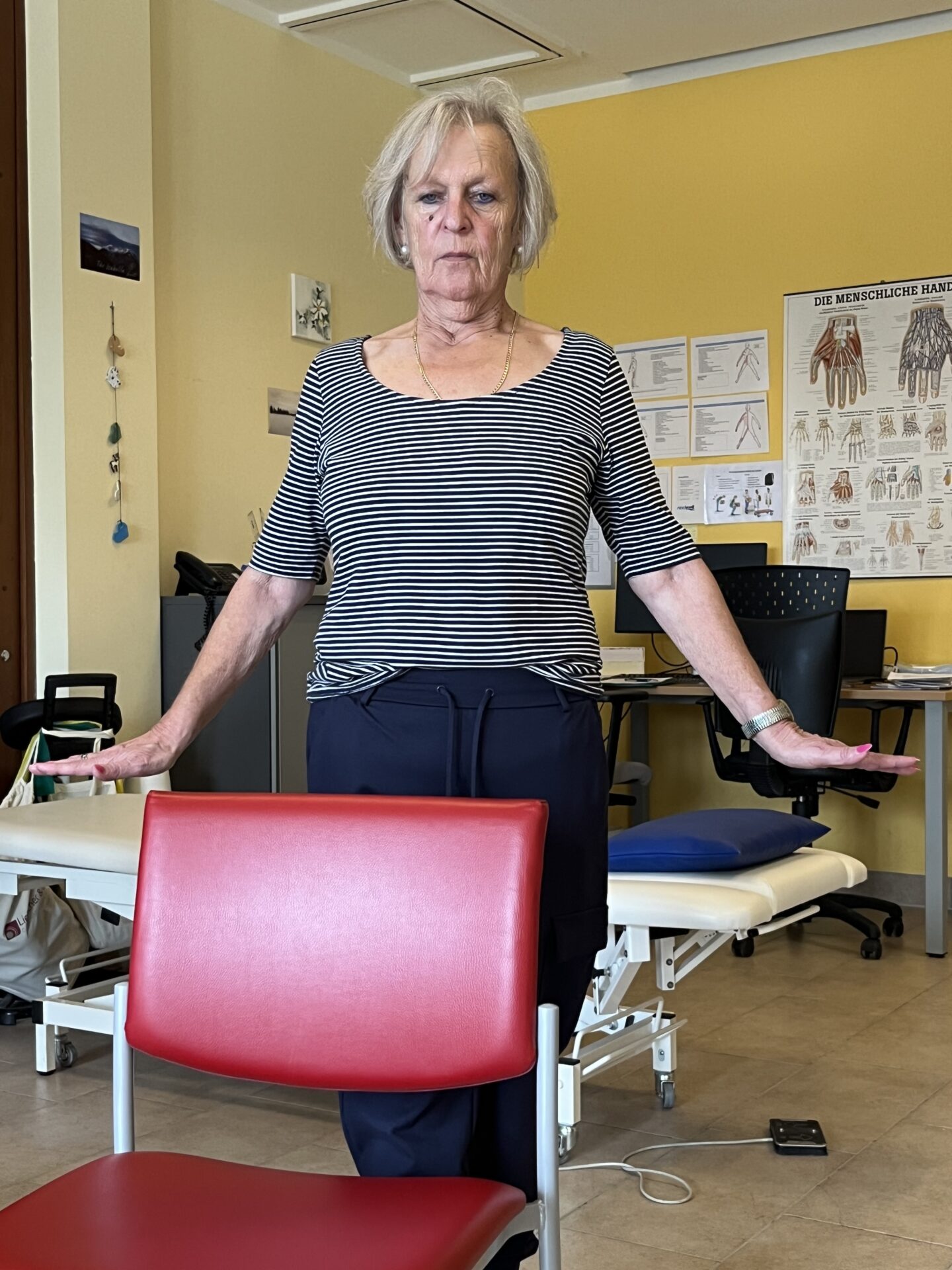 Rehapatientin bei Gleichgewichtsübung Rehapatientin bei Gleichgewichtsübung