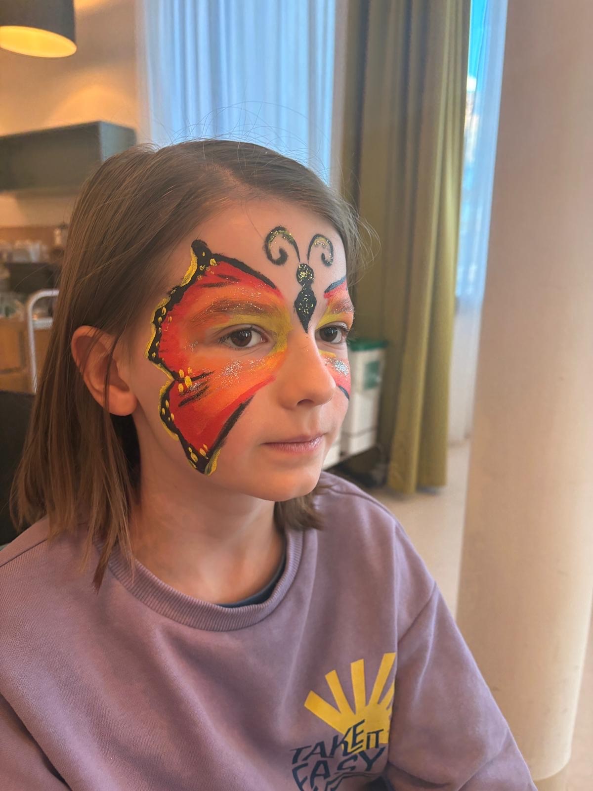Kinderreha-Patientin geschminkt als Schmetterling Kinderreha-Patientin geschminkt als Schmetterling