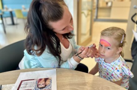 Kinderschminken im OptimaMed Rehabilitationszentrum für Kinder und Jugendliche Wiesing