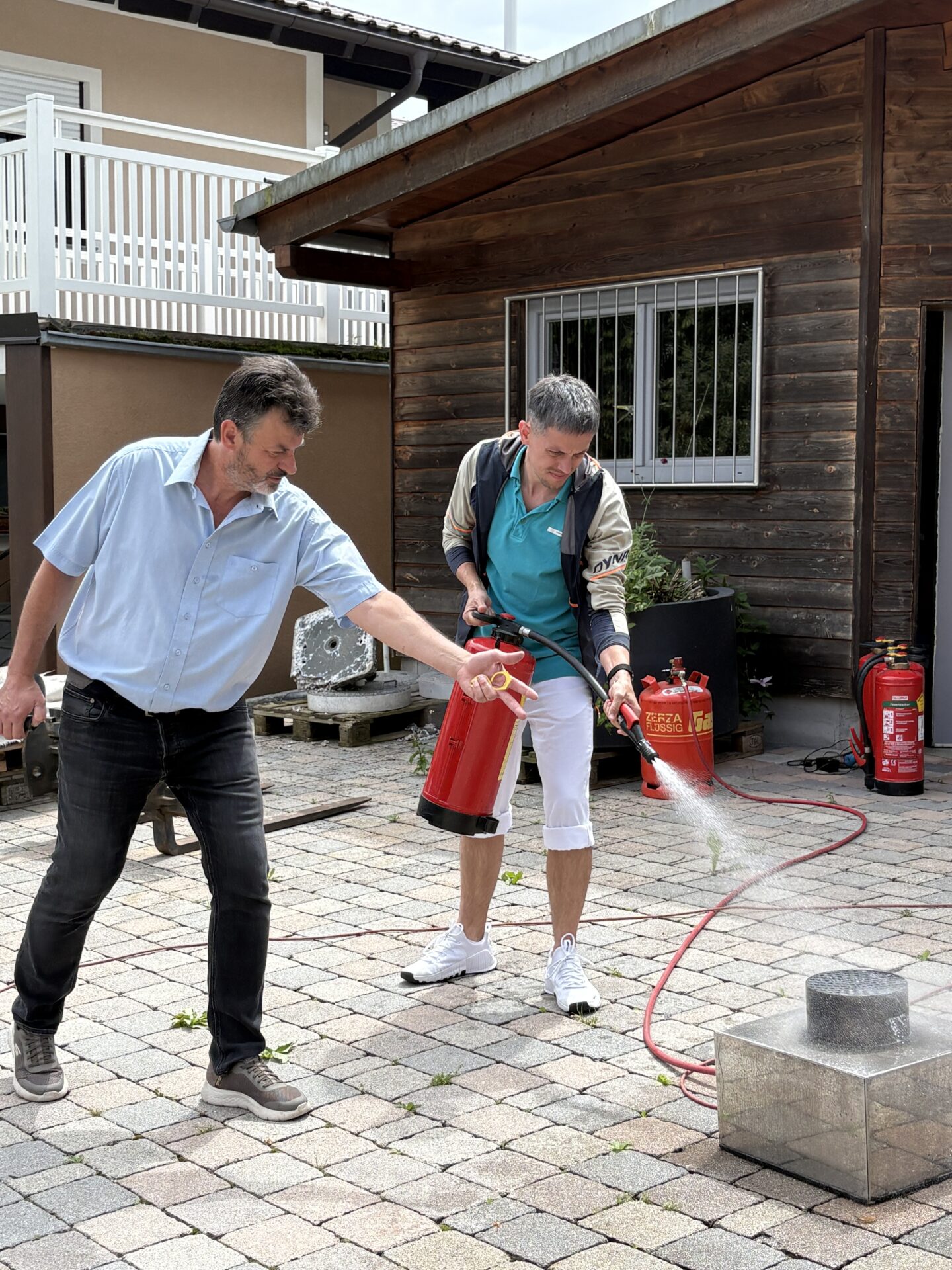 Schulung eines Mitarbeiters im Umgang mit dem Feuerlöscher Schulung eines Mitarbeiters im Umgang mit dem Feuerlöscher