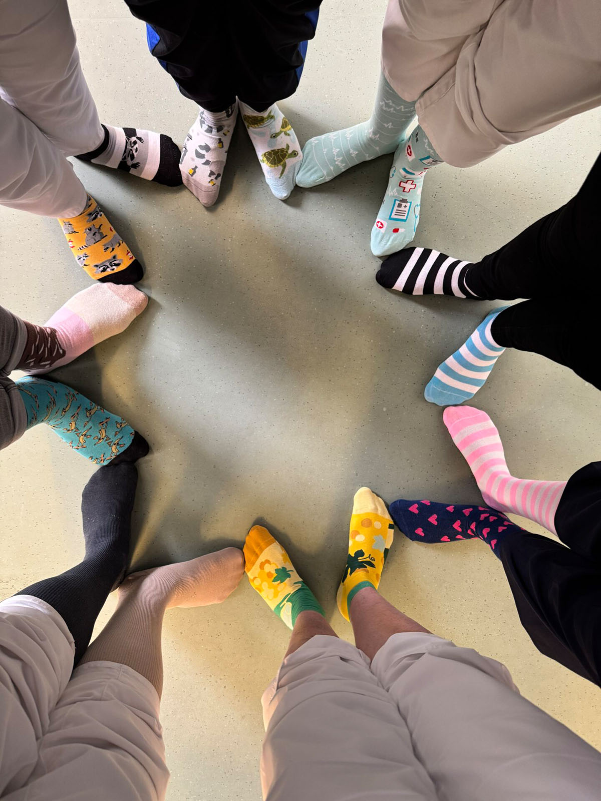 Unterschiedliche Socken am Welt-Down-Syndrom-Tag Unterschiedliche Socken am Welt-Down-Syndrom-Tag