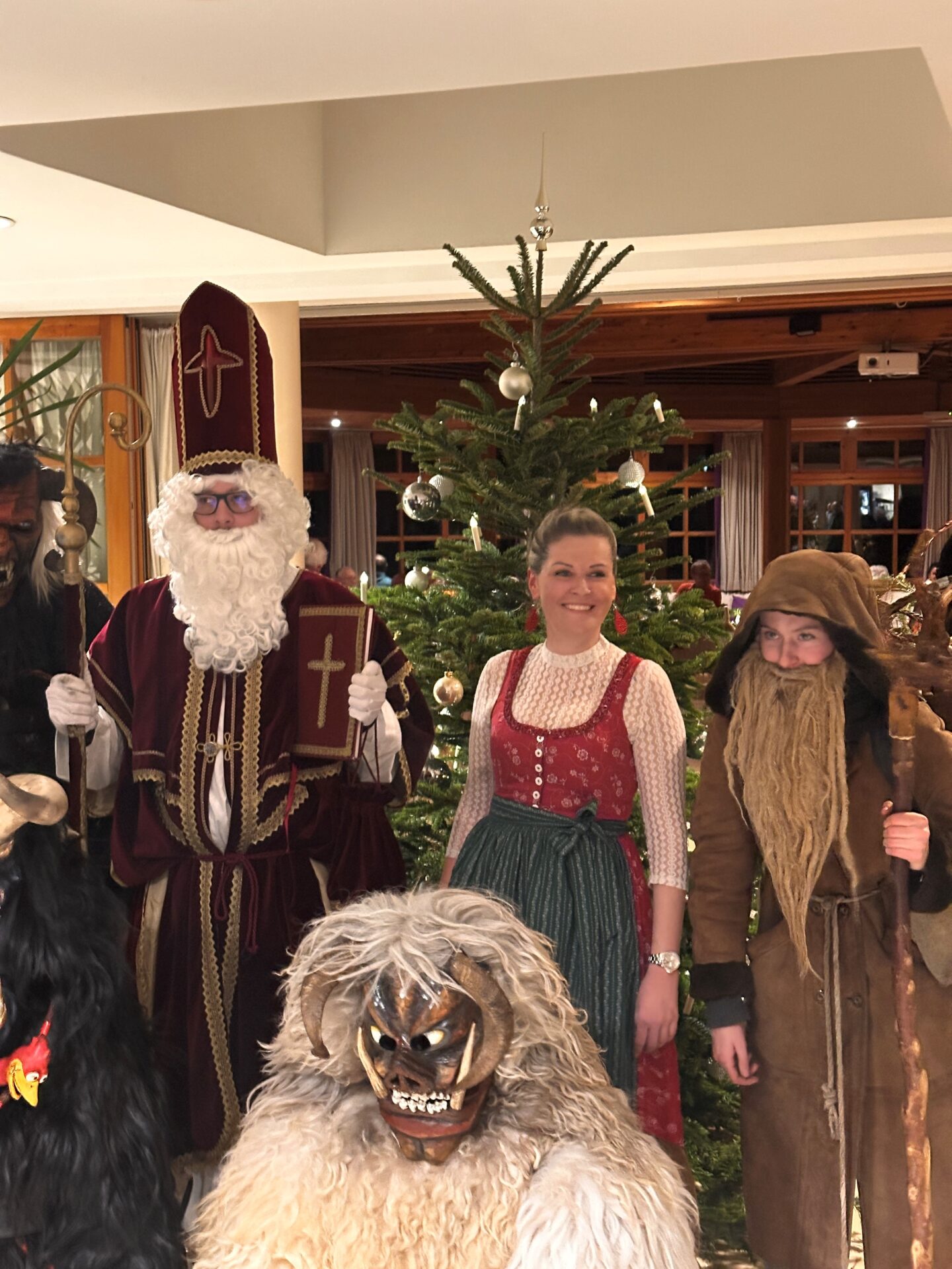 Nikolaus, Direktorin und Krampusse Nikolaus, Direktorin und Krampusse