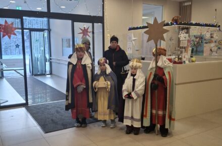 Besuch der Sternsinger in der Kinderreha Wiesing