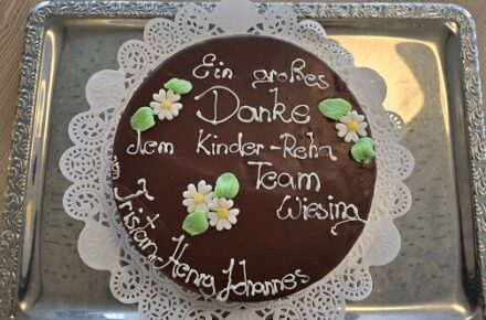 Das Team in Wiesing erhält eine Torte als Dankeschön