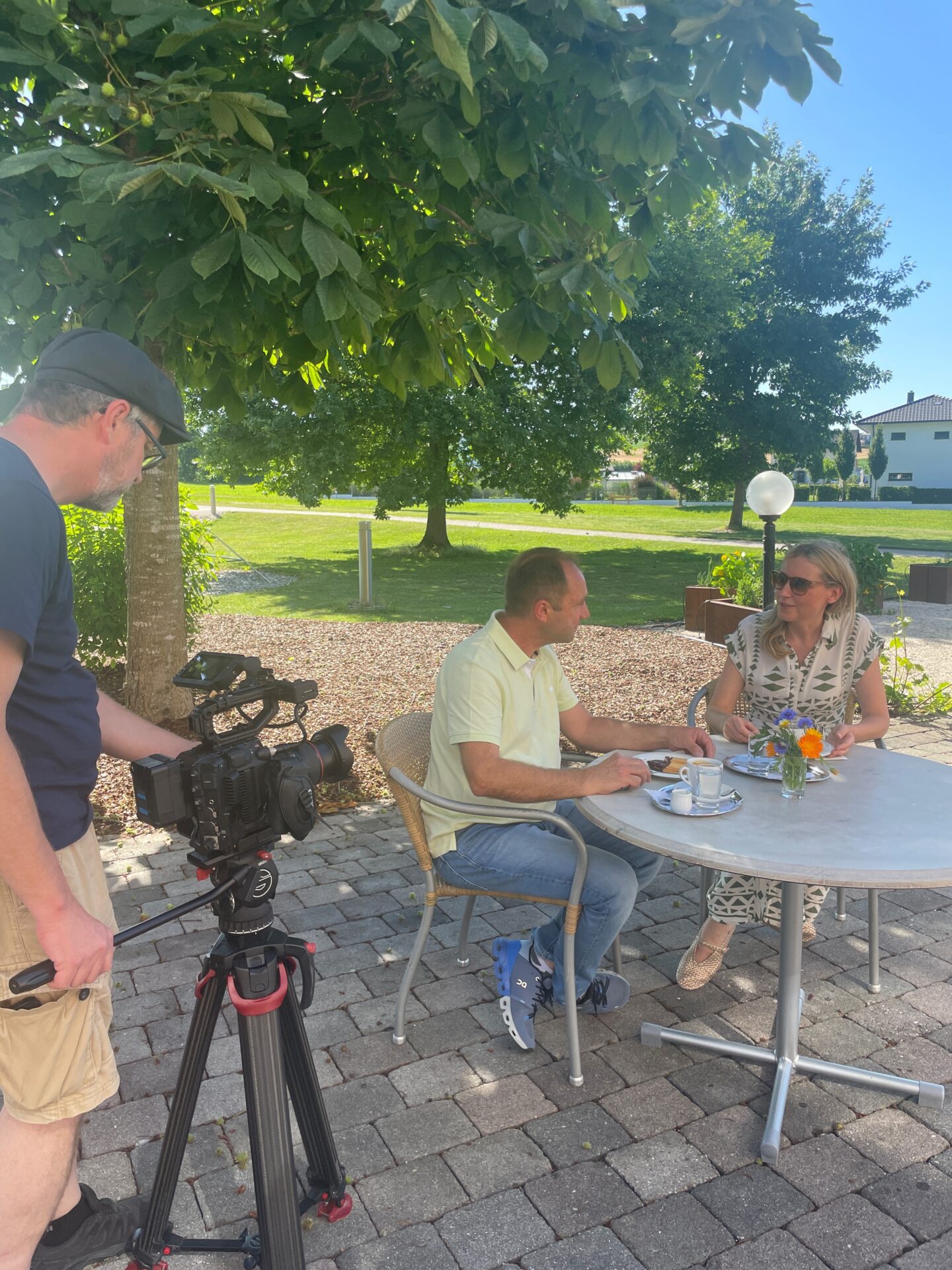 Videodreh auf der Cafe-Terrasse des OptimaMed Rehazentrums Aspach Videodreh auf der Cafe-Terrasse des OptimaMed Rehazentrums Aspach