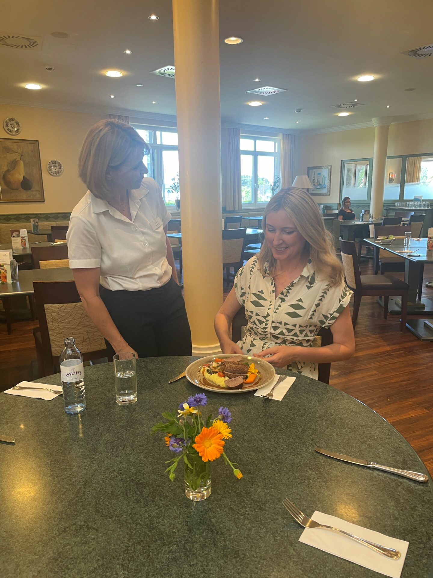 Videodreh im Restaurant des OptimaMed Rehazentrums Aspach Videodreh im Restaurant des OptimaMed Rehazentrums Aspach