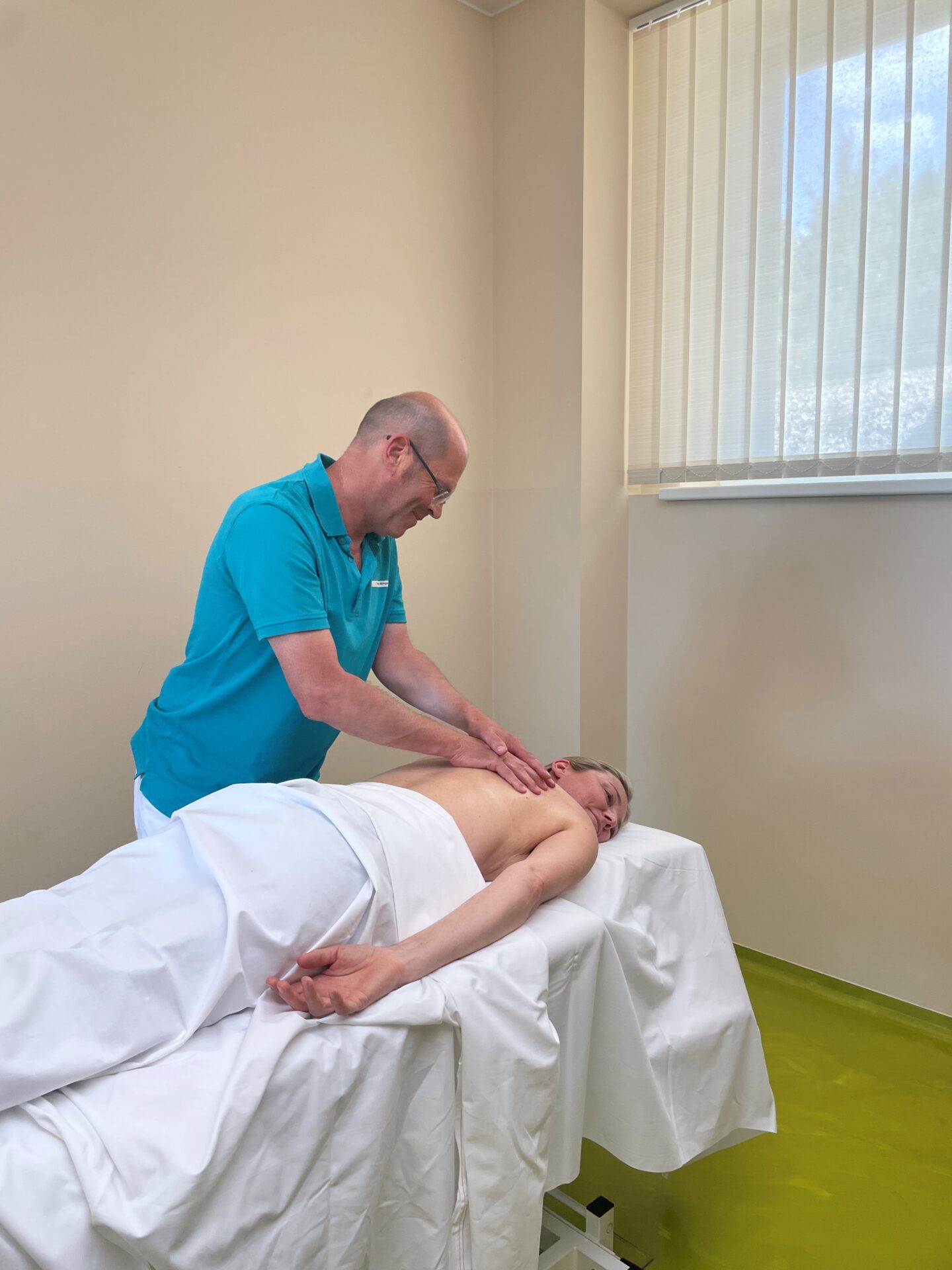 Videodreh von medizinischer Massage im OptimaMed Rehazentrum Aspach Videodreh von medizinischer Massage im OptimaMed Rehazentrum Aspach