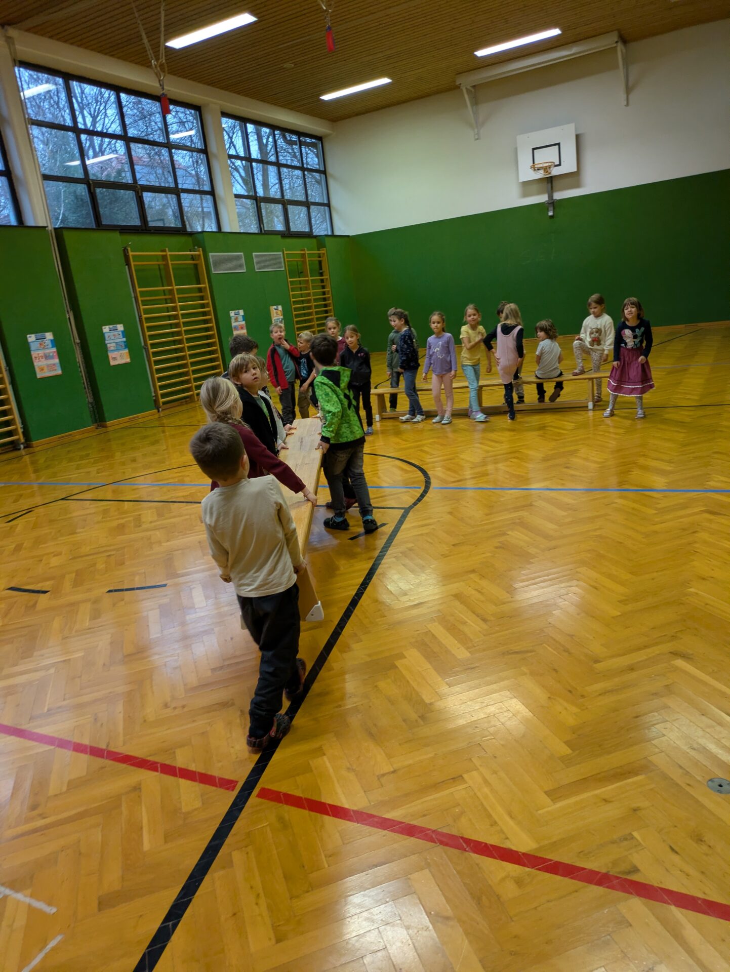 Regionale Volksschule wird vom Rehazentrum Raxblick unterstützt Regionale Volksschule wird vom Rehazentrum Raxblick unterstützt