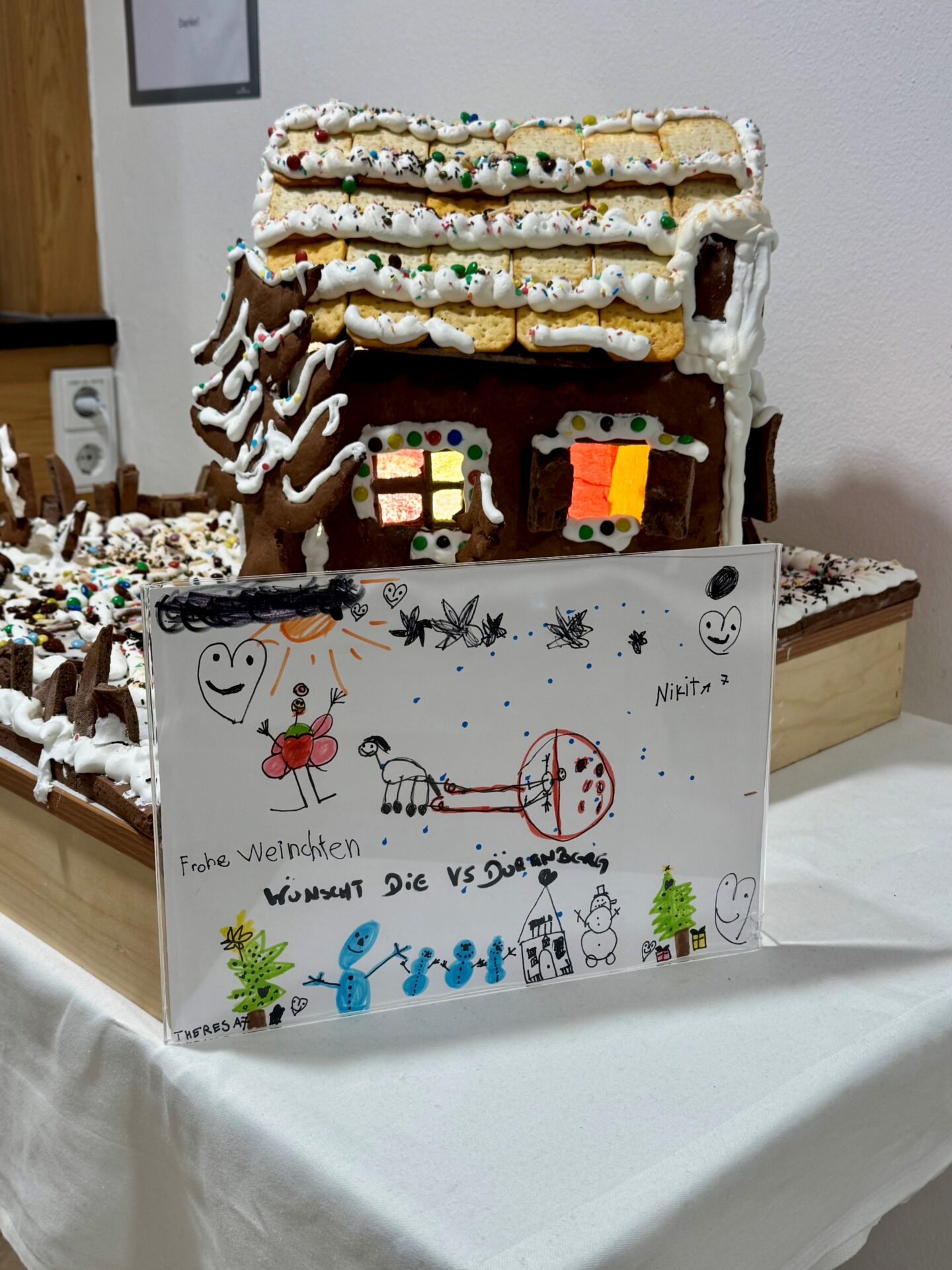 Volkschule schenkt Lebkuchenhaus an Gesundheitsresort Volkschule schenkt Lebkuchenhaus an Gesundheitsresort
