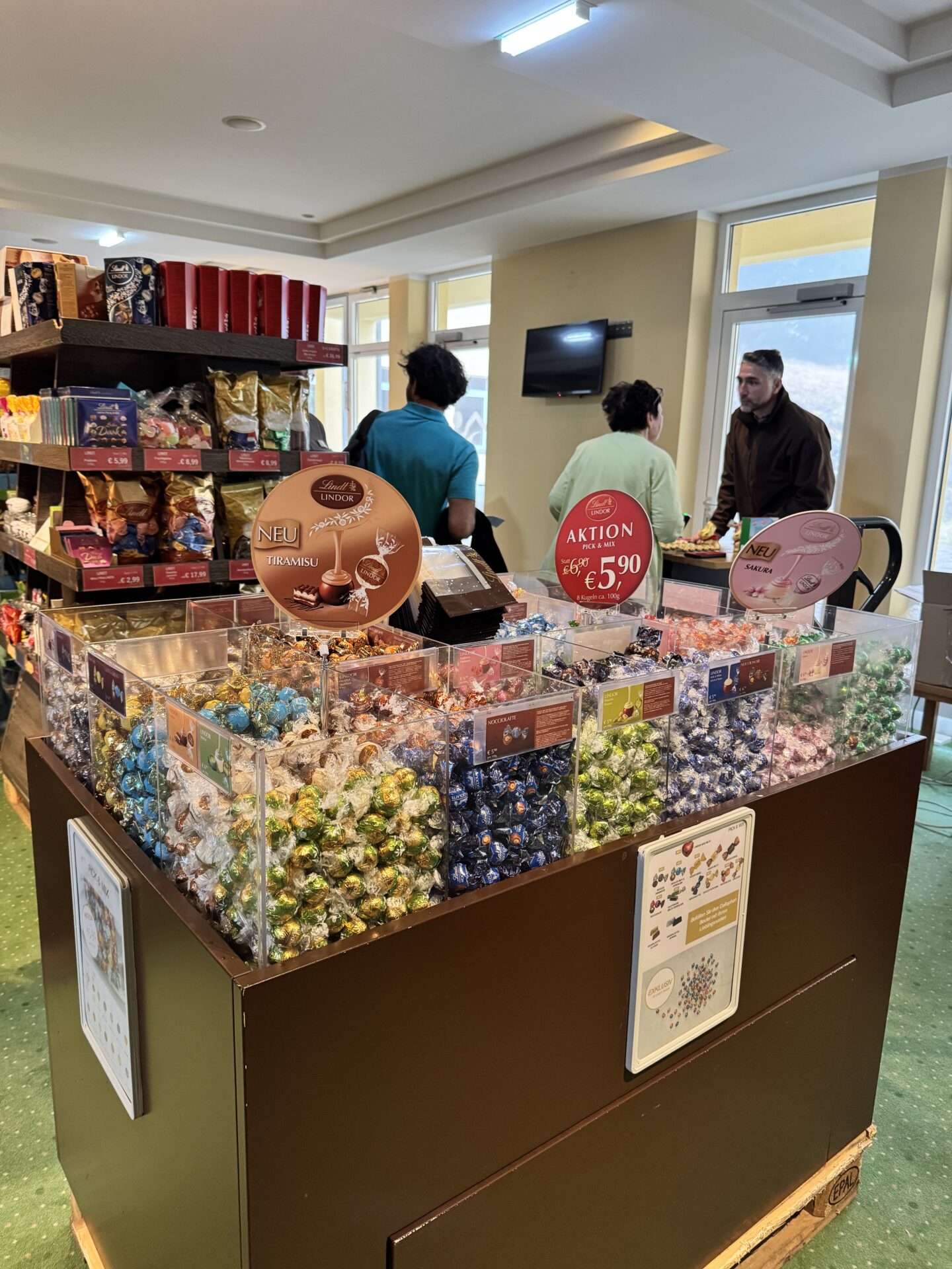 Lindt-Kugeln und Ostergeschenke bei OptimaMed Lindt-Kugeln und Ostergeschenke bei OptimaMed