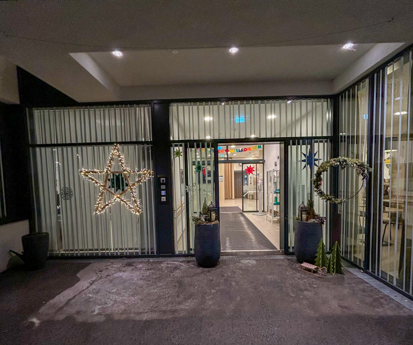 Weihnachtlich dekorierter Eingang der Kinderreha Weihnachtlich dekorierter Eingang der Kinderreha