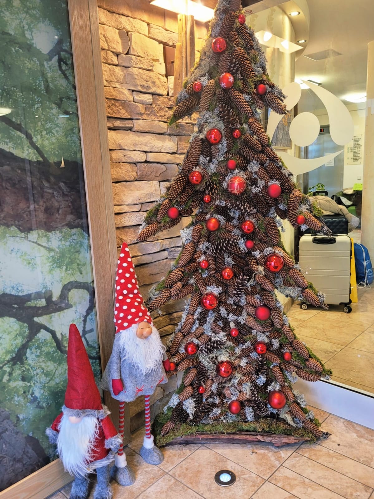 Weihnachtsbaum aus Zapfen schmückt Gesundheitsresort