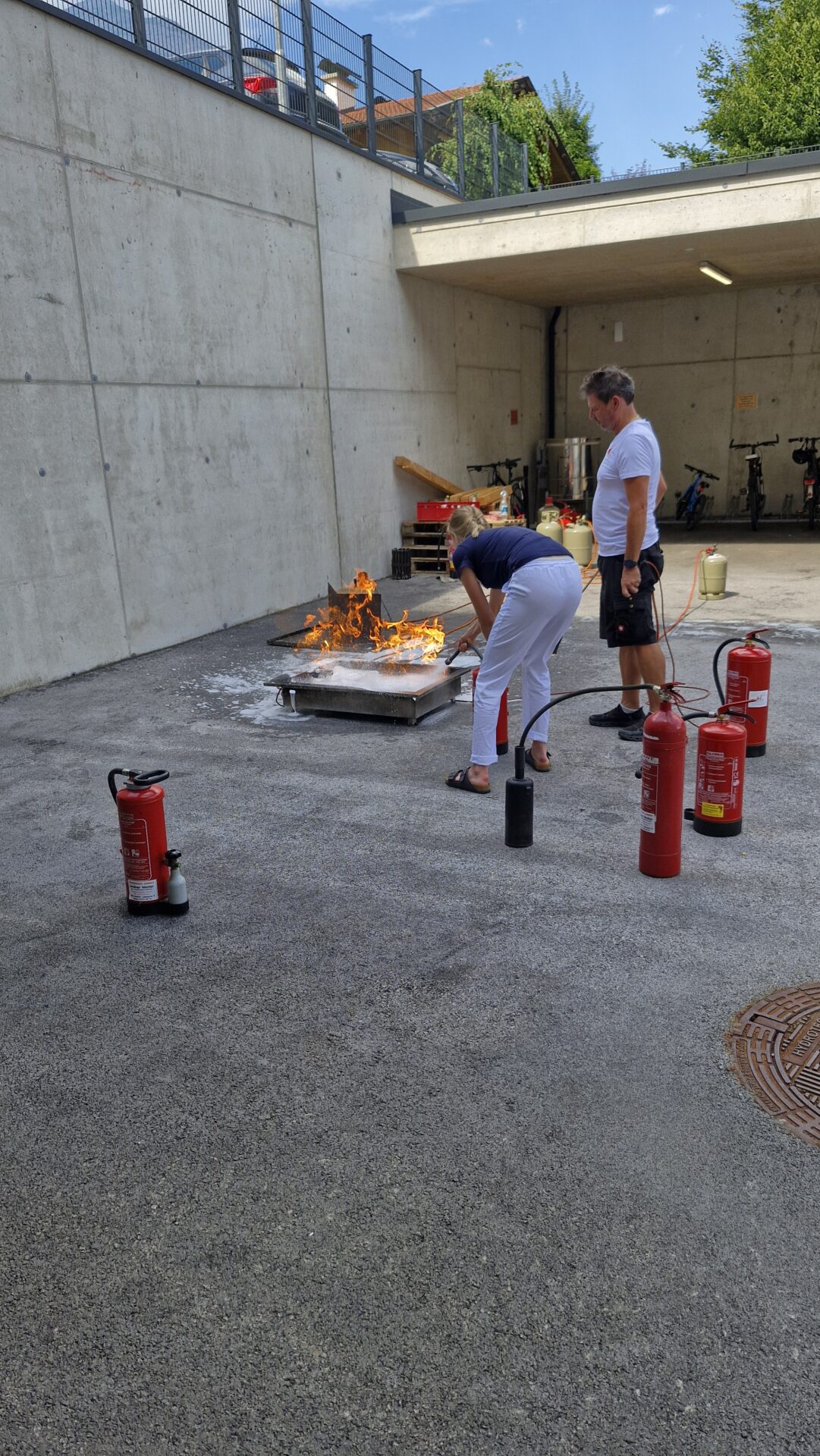 Wiesing-Mitarbeiterin übt das Feuerlöschen Wiesing-Mitarbeiterin übt das Feuerlöschen