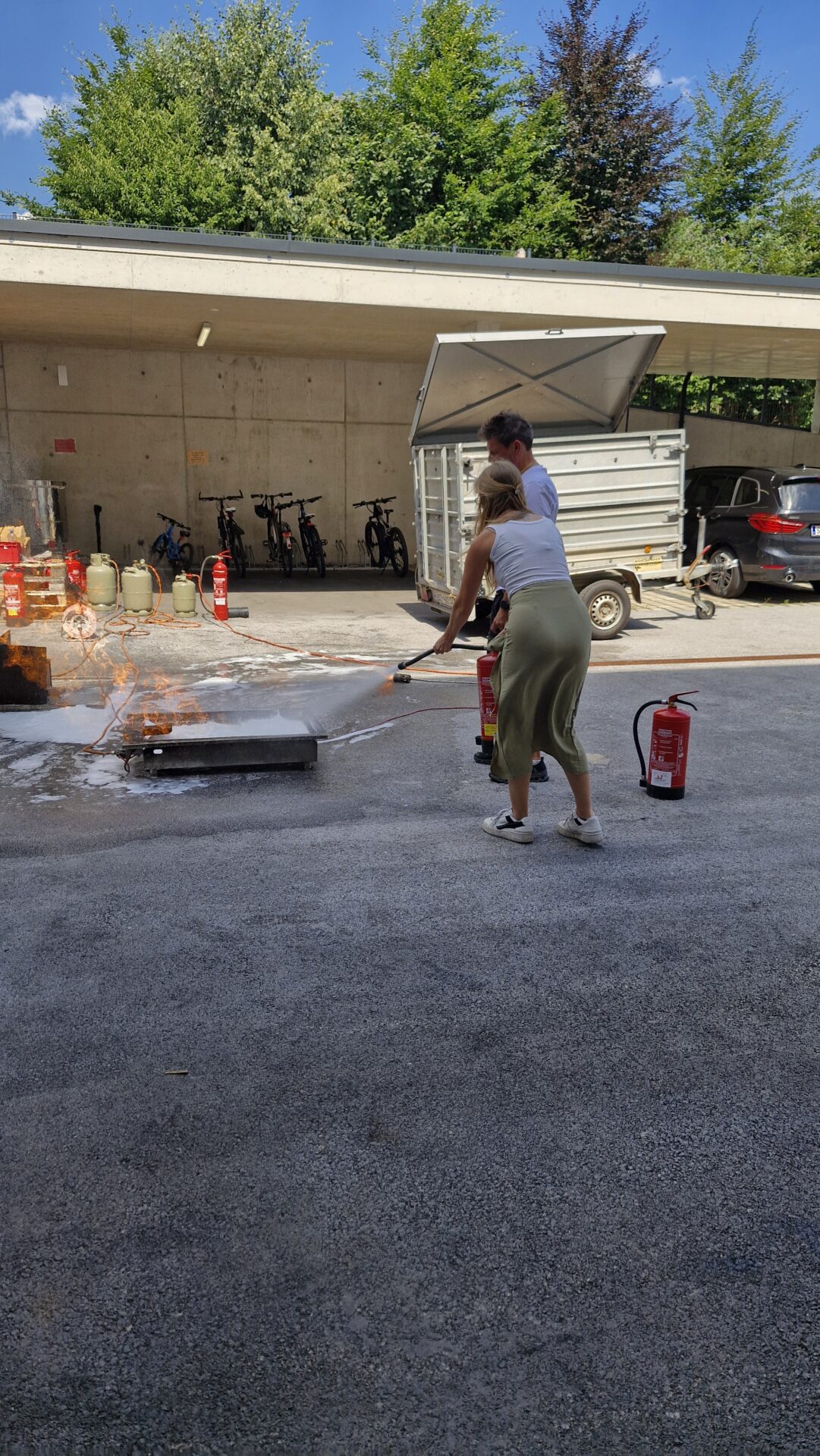 Wiesing-Mitarbeiterin löscht bei Übung erfolgreich Feuer Wiesing-Mitarbeiterin löscht bei Übung erfolgreich Feuer