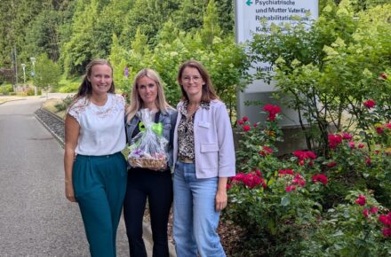 OptimaMed Wildbad gratuliert Mitarbeiterin zum Ausbildungserfolg