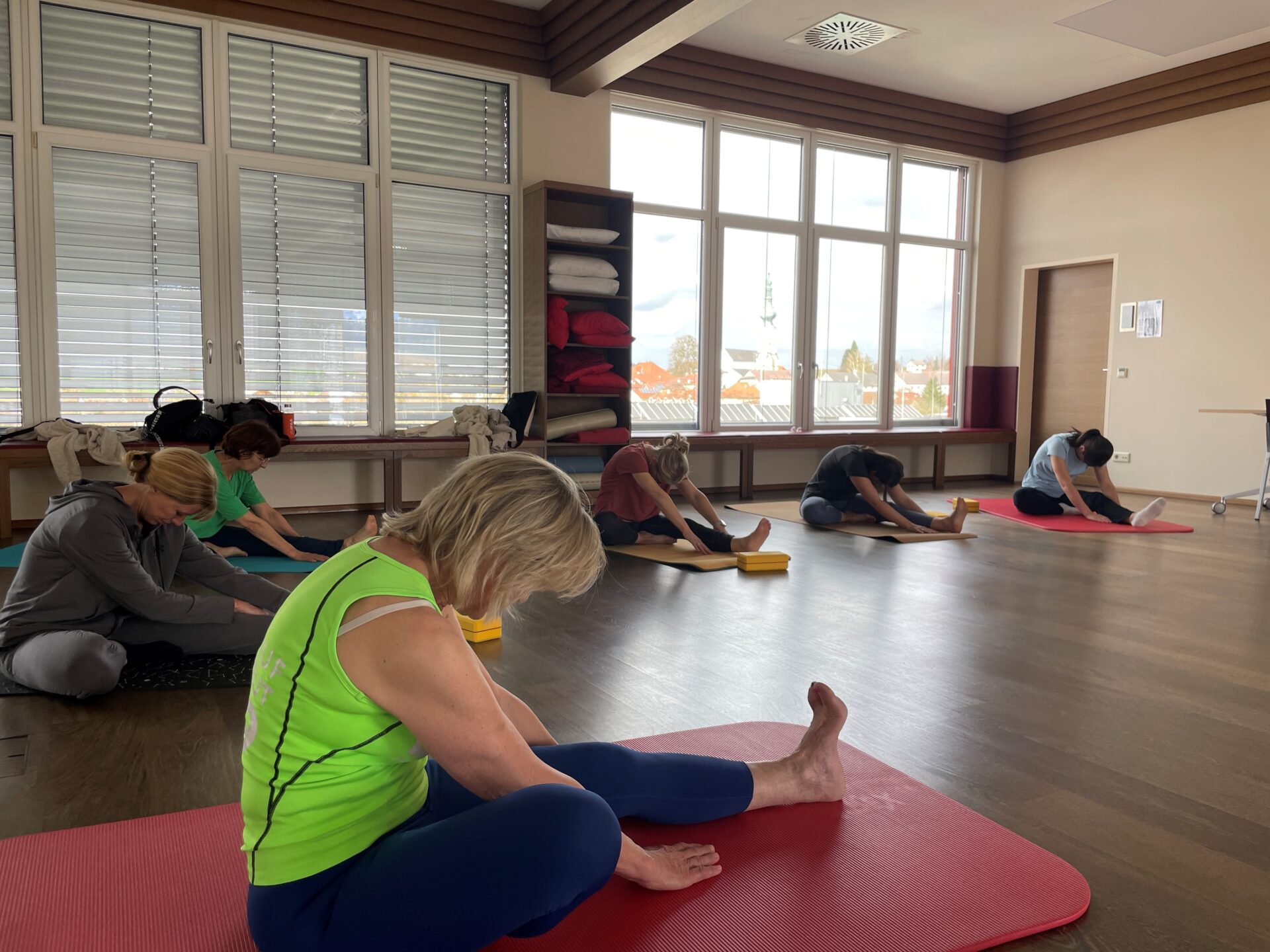 Yoga-Kurs für Mitarbeiterinnen im Rehazentrum Aspach Yoga-Kurs für Mitarbeiterinnen im Rehazentrum Aspach