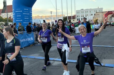 Team des Ambulanten Rehazentrums beim Firmenlauf Wiener Neustadt 2026